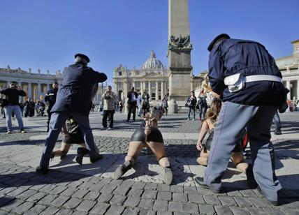 Modella nuda in piazza San Pietro: shooting hot, denunciato anche il fotografo