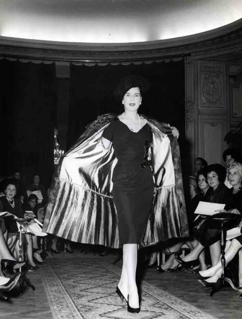 FENDI _01 Collezione autunno/inverno 1960-61 Cappotto doppio petto in visone con lavorazione chevron in tre colori alternati per la parte superiore e bianco assoluto a fasce orizzontali per quella inferiore unita da una zip FENDI _01 Collezione autunno/inverno 1960-61 Cappotto doppio petto in visone con lavorazione chevron in tre colori alternati per la parte superiore e bianco assoluto a fasce orizzontali per quella inferiore unita da una zip