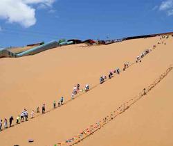 Cina, turisti sulle rive del fiume giallo