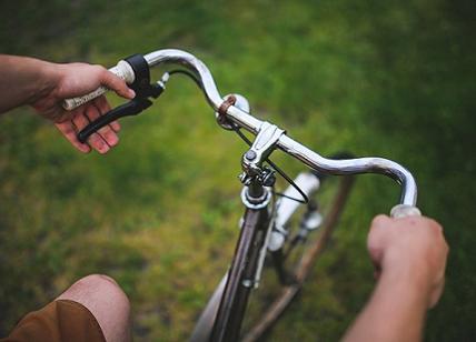 Prova a rubare una bici elettrica in pieno giorno con un tronchese: fermato