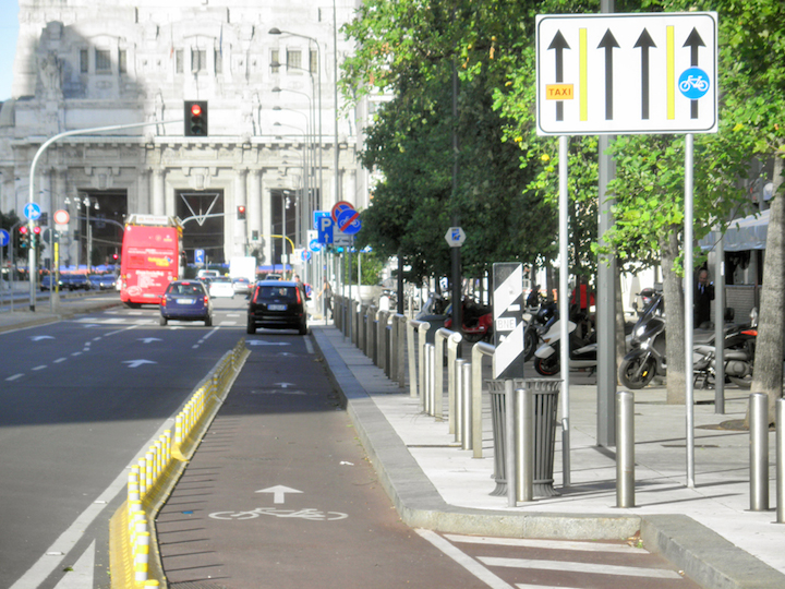 Da una parte Milano in Bicicletta (30.000 copie bilingue) disegna la rete ciclabile di tutta Milano, segnala le stazioni di bike sharing, riporta informazioni sulle piste ciclabili, propone itinerari ciclo-turistici, indica dove trovare artigiani e negozi specializzati per riparazioni e vendita; dall’altra...