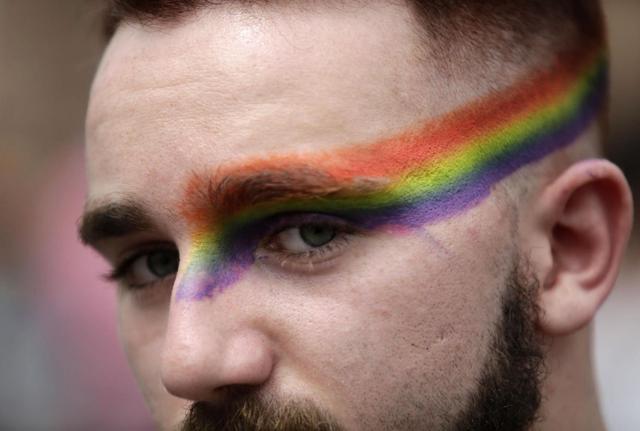 Gay Pride, Vigile del Fuoco punito per aver sfilato in uniforme