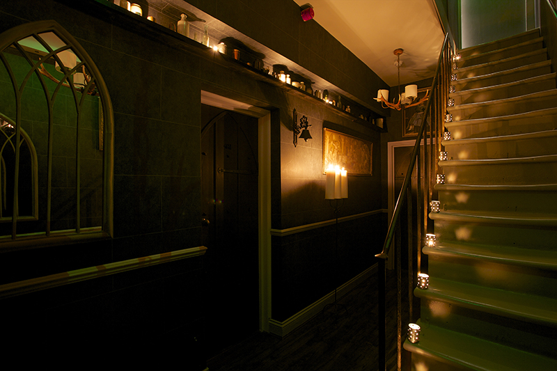 Non saprete mai esattamente cosa vuol dire essere Harry Potter, ma soggiornando in questo hotel potrete farvene un’idea. Il Georgian House ripropone, in due camere davvero incantate, tutta l’atmosfera evocata dalle pellicole del maghetto più famoso del mondo. Le camere sono curate nei minimi dettagli: ampolle, pozioni e calderoni sembrano usciti dal set della saga, gli occhiali rotondi, invece, toccherà portarseli da casa. Non saprete mai esattamente cosa vuol dire essere Harry Potter, ma soggiornando in questo hotel potrete farvene un’idea. Il Georgian House ripropone, in due camere davvero incantate, tutta l’atmosfera evocata dalle pellicole del maghetto più famoso del mondo. Le camere sono curate nei minimi dettagli: ampolle, pozioni e calderoni sembrano usciti dal set della saga, gli occhiali rotondi, invece, toccherà portarseli da casa.