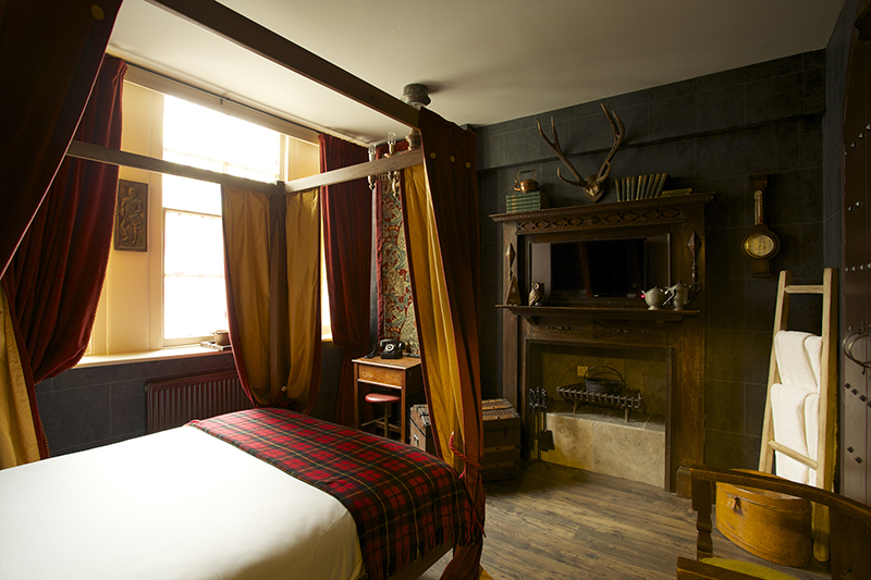 Non saprete mai esattamente cosa vuol dire essere Harry Potter, ma soggiornando in questo hotel potrete farvene un’idea. Il Georgian House ripropone, in due camere davvero incantate, tutta l’atmosfera evocata dalle pellicole del maghetto più famoso del mondo. Le camere sono curate nei minimi dettagli: ampolle, pozioni e calderoni sembrano usciti dal set della saga, gli occhiali rotondi, invece, toccherà portarseli da casa. Non saprete mai esattamente cosa vuol dire essere Harry Potter, ma soggiornando in questo hotel potrete farvene un’idea. Il Georgian House ripropone, in due camere davvero incantate, tutta l’atmosfera evocata dalle pellicole del maghetto più famoso del mondo. Le camere sono curate nei minimi dettagli: ampolle, pozioni e calderoni sembrano usciti dal set della saga, gli occhiali rotondi, invece, toccherà portarseli da casa.