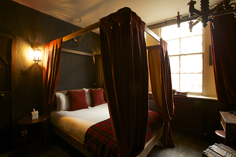Non saprete mai esattamente cosa vuol dire essere Harry Potter, ma soggiornando in questo hotel potrete farvene un’idea. Il Georgian House ripropone, in due camere davvero incantate, tutta l’atmosfera evocata dalle pellicole del maghetto più famoso del mondo. Le camere sono curate nei minimi dettagli: ampolle, pozioni e calderoni sembrano usciti dal set della saga, gli occhiali rotondi, invece, toccherà portarseli da casa. Non saprete mai esattamente cosa vuol dire essere Harry Potter, ma soggiornando in questo hotel potrete farvene un’idea. Il Georgian House ripropone, in due camere davvero incantate, tutta l’atmosfera evocata dalle pellicole del maghetto più famoso del mondo. Le camere sono curate nei minimi dettagli: ampolle, pozioni e calderoni sembrano usciti dal set della saga, gli occhiali rotondi, invece, toccherà portarseli da casa.