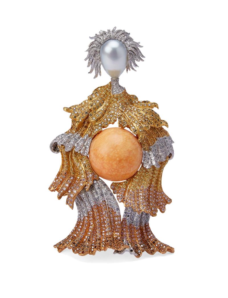 Gianmaria Buccellati, 2003 Spilla Gran Dama, con perla centrale “Melo-Melo” color arancio, vestito in oro giallo, verde,rosso, bianco, e rosa inciso ed incassato con brillanti fancy Gianmaria Buccellati, 2003 Spilla Gran Dama, con perla centrale “Melo-Melo” color arancio, vestito in oro giallo, verde,rosso, bianco, e rosa inciso ed incassato con brillanti fancy