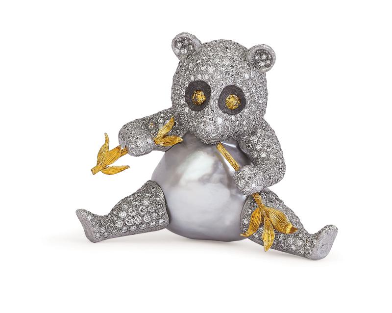Gianmaria Buccellati, 2001 Spilla Panda con corpo formato da grande perla barocca , prevalentemente in oro bianco, incassato in brillanti, con germoglio di bambu’ tra le zampe, in oro giallo inciso. Diamanti fancy agli occhi. Gianmaria Buccellati, 2001 Spilla Panda con corpo formato da grande perla barocca , prevalentemente in oro bianco, incassato in brillanti, con germoglio di bambu’ tra le zampe, in oro giallo inciso. Diamanti fancy agli occhi.