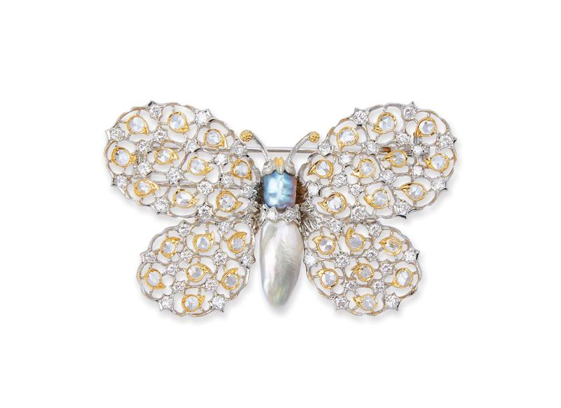 Gianmaria Buccellati, 1998 Spilla Farfalla con ali in oro bianco e sagome a goccia in oro giallo, corpo di perle. Particolare il disegno ottenuto con un contrasto di brillanti e rose di diamante. Gianmaria Buccellati, 1998 Spilla Farfalla con ali in oro bianco e sagome a goccia in oro giallo, corpo di perle. Particolare il disegno ottenuto con un contrasto di brillanti e rose di diamante.