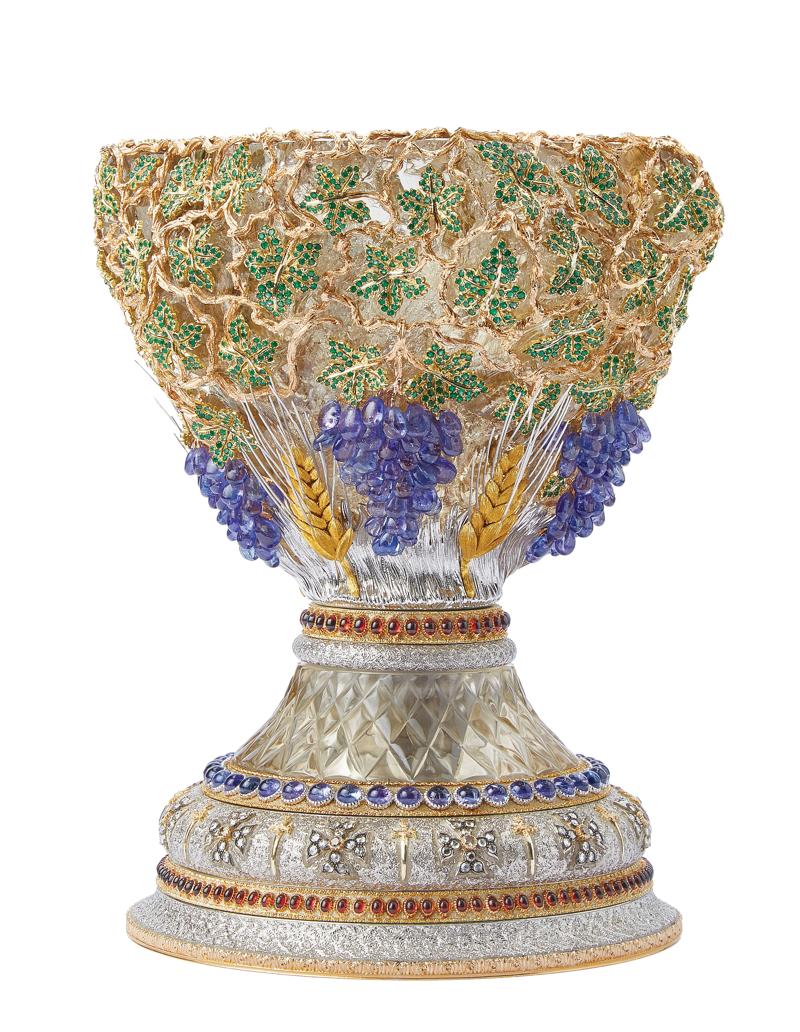 Gianmaria Buccellati, 2013 Coppa del Sacro Graal Oro giallo, oro rosa, argento, quarzo citrino, diamanti, smeraldi, granati cabochon, tanzaniti Gianmaria Buccellati, 2013 Coppa del Sacro Graal Oro giallo, oro rosa, argento, quarzo citrino, diamanti, smeraldi, granati cabochon, tanzaniti