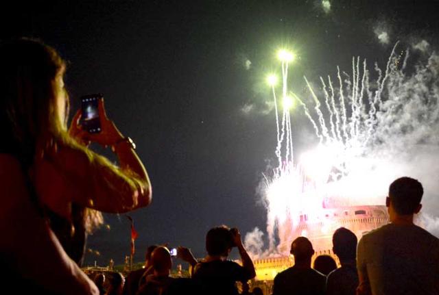 Roma, la Girandola di San Pietro e Paolo illumina Castel Sant'Angelo