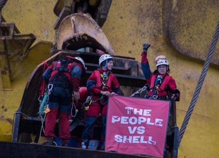 Greenpeace scala la piattaforma Shell. Le immagini spettacolari