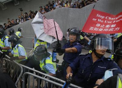 Hong Kong, condannati a sedici mesi i leader pro-democrazia