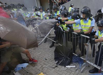 Hong Kong, assalto al Parlamento: scontri con la polizia