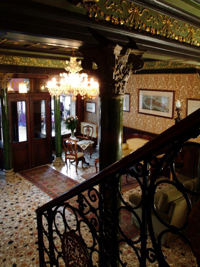 Non è mai troppo tardi per immergersi in un’atmosfera da film, e dove se non nella città che ospita uno dei più prestigiosi tappeti rossi? L'hotel Marconi di Venezia si affaccia sul Ponte di Rialto, sul Canal Grande. Immersi in un’atmosfera di una pellicola d’altri tempi, gli ospiti potranno ammirare gli arredamenti in stile veneziano classico, che hanno fatto da scenografia anche al film “Venezia La Luna e Tu” con Alberto Sordi. Non è mai troppo tardi per immergersi in un’atmosfera da film, e dove se non nella città che ospita uno dei più prestigiosi tappeti rossi? L'hotel Marconi di Venezia si affaccia sul Ponte di Rialto, sul Canal Grande. Immersi in un’atmosfera di una pellicola d’altri tempi, gli ospiti potranno ammirare gli arredamenti in stile veneziano classico, che hanno fatto da scenografia anche al film “Venezia La Luna e Tu” con Alberto Sordi.