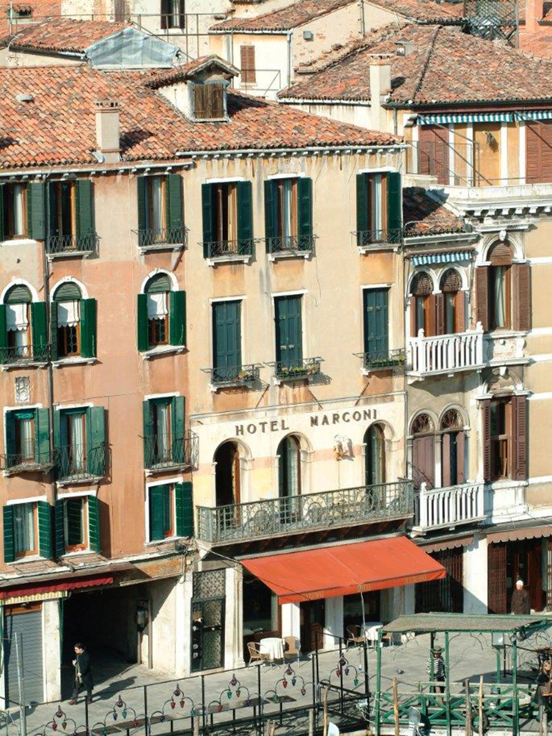Non è mai troppo tardi per immergersi in un’atmosfera da film, e dove se non nella città che ospita uno dei più prestigiosi tappeti rossi? L'hotel Marconi di Venezia si affaccia sul Ponte di Rialto, sul Canal Grande. Immersi in un’atmosfera di una pellicola d’altri tempi, gli ospiti potranno ammirare gli arredamenti in stile veneziano classico, che hanno fatto da scenografia anche al film “Venezia La Luna e Tu” con Alberto Sordi. Non è mai troppo tardi per immergersi in un’atmosfera da film, e dove se non nella città che ospita uno dei più prestigiosi tappeti rossi? L'hotel Marconi di Venezia si affaccia sul Ponte di Rialto, sul Canal Grande. Immersi in un’atmosfera di una pellicola d’altri tempi, gli ospiti potranno ammirare gli arredamenti in stile veneziano classico, che hanno fatto da scenografia anche al film “Venezia La Luna e Tu” con Alberto Sordi.