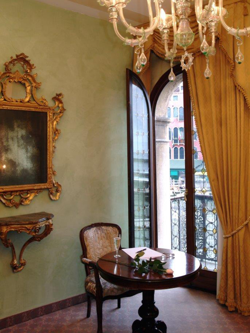 Non è mai troppo tardi per immergersi in un’atmosfera da film, e dove se non nella città che ospita uno dei più prestigiosi tappeti rossi? L'hotel Marconi di Venezia si affaccia sul Ponte di Rialto, sul Canal Grande. Immersi in un’atmosfera di una pellicola d’altri tempi, gli ospiti potranno ammirare gli arredamenti in stile veneziano classico, che hanno fatto da scenografia anche al film “Venezia La Luna e Tu” con Alberto Sordi. Non è mai troppo tardi per immergersi in un’atmosfera da film, e dove se non nella città che ospita uno dei più prestigiosi tappeti rossi? L'hotel Marconi di Venezia si affaccia sul Ponte di Rialto, sul Canal Grande. Immersi in un’atmosfera di una pellicola d’altri tempi, gli ospiti potranno ammirare gli arredamenti in stile veneziano classico, che hanno fatto da scenografia anche al film “Venezia La Luna e Tu” con Alberto Sordi.