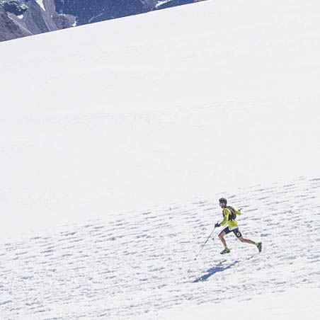 Partito dalla piazza della chiesa di Courmayeur (1.224 m) alle 4:30 di giovedì, Marco De Gasperi e` risalito, prima lungo la strada asfaltata della Val Veny fino al Combal (1.987 m), poi lungo la morena del Miage al Rifugio Gonnella (3.071 m), quindi sull’insidioso ghiacciaio del Do^me per raggiungere il Col des Aiguilles Grises (3.811 m), il Piton des Italiens (4.002 m), la Capanna Vallot (4.362 m) e la Cresta de Bosses fino in vetta al Monte Bianco (4.810 m).