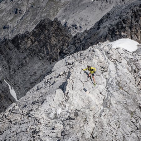 A coordinare il progetto, con particolare attenzione agli aspetti legati alla sicurezza viste le difficili condizioni del ghiacciaio del Do^me, erano presenti lungo il percorso le guide alpine Adriano Greco, Michele Compagnoni, e Lucio Trucco, il soccorso alpino della Guardia di Finanza di Entreves e gli atleti Martin Anthamatten e Franco Colle`. Ospite d’eccezione, l’alpinista russo Denis Urubko che ha assistito l’arrivo di Marco De Gasperi in vetta.