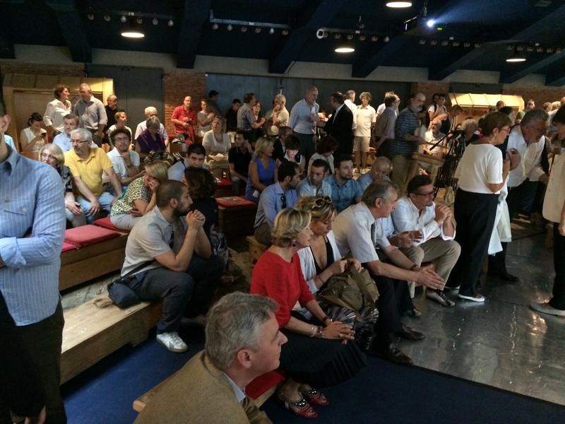 La sala si riempie. In seconda fila a sinistra Mattia Abdu, grande organizzatore del Pd e grandissimo gestore di una gelateria milanese.