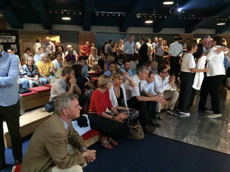 In prima fila Alberto Mattioli. La Margherita è presente. Barbara Pollastrini, gonna scura e pantaloni rossi, chiacchiera fitta fitta con Laura Specchio. Sinistra Dem c’è.