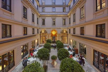Il Mandarin Oriental Milan è un hotel dallo stile contemporaneo e residenziale ispirato al design delle dimore dell'alta borghesia milanese dagli anni 30 ad oggi. Ubicato all'interno di quattro eleganti palazzi del XVIII secolo completamente ristrutturati, si trova in Via Andegari a pochi passi dalle celebri via Montenapoleone e via Manzoni e offre 73 camere e 31 suite, compresa una Presidential Suite.
