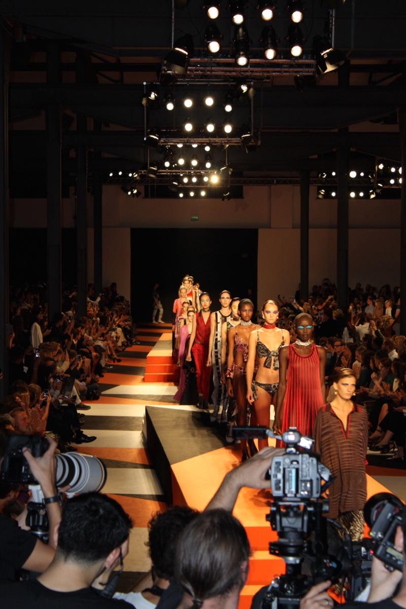 Quella milanese è stata, nell'anno di Expo, una Fashion Week da ricordare. Milano riconquista il primato e si lascia alle spalle le polemiche delle ultime esibizioni che sono state un pò sottotono. Sarà stato l'arrivo di Carlo Capasa alla Presidenza della Camera della Moda, sarà stata la concomitanza con l'Expo, sta di fatto che in questi giorni nella città meneghina si è assisitito ad una concentrazione di personaggi di alto standing internazionale come non si vedeva da tempo. Un plauso agli stilisti, alla Camera della Moda, agli addetti ai lavori e alla Città che ha sopportato composta i disagi con uno spirito e un entusiasmo mai visto prima. Segnale anche questo che forse pian piano stiamo uscendo dalla terribile crisi economica che aveva fiaccato anche il proverbiale spirito ottimista milanese.