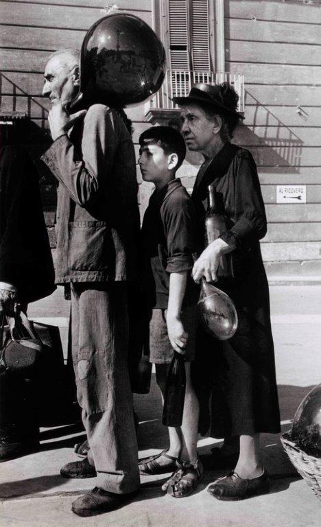 In coda per l'acqua in una via di Napoli, ottobre 1943