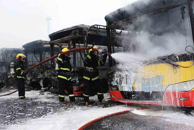 Bus Atac a fuoco è il 16esimo. Flambus a Castelfusano. Litoranea in Tilt