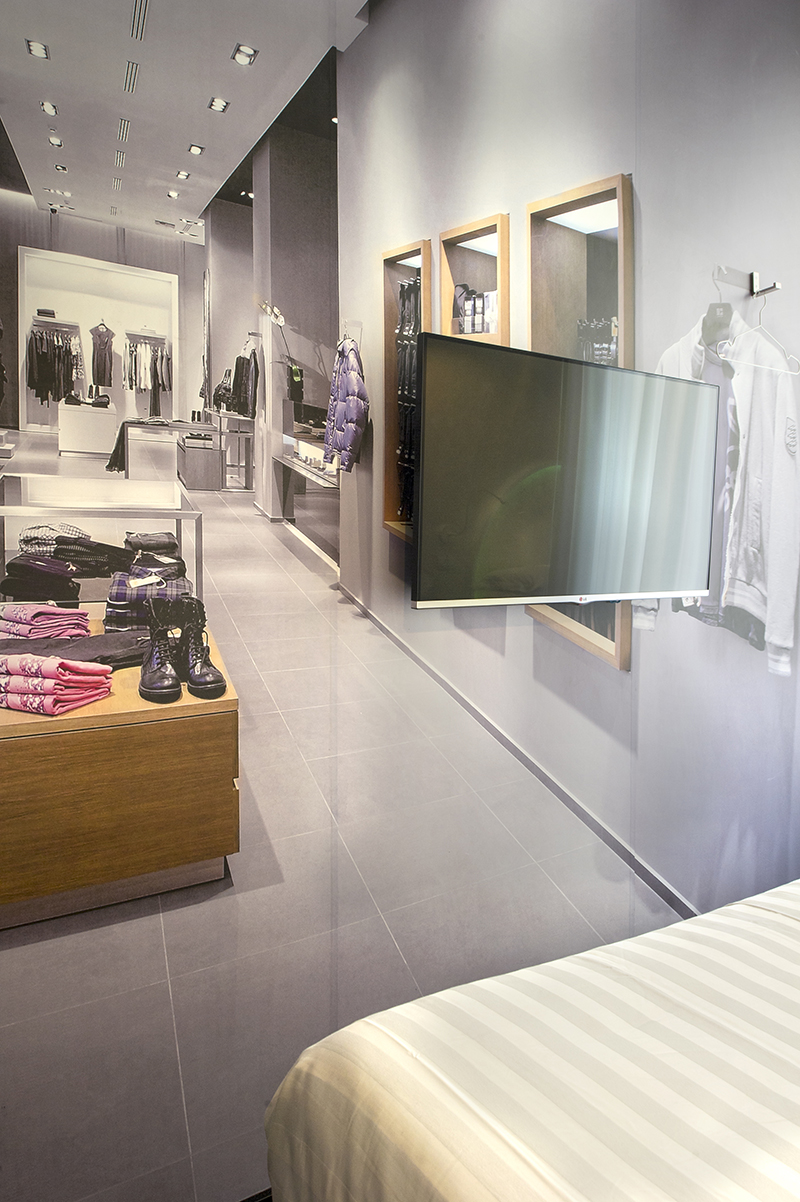 Irooms Roma - In ogni stanza c’è un iPad, certo, ma perché accontentarsi di un piccolo schermo quando la proiezione può avvenire a 360° tutto intorno a voi? La stanza iMovie è pensata proprio per chi, per almeno una notte, vuole concedersi il lusso di un cinema privato. Accedete al repertorio di film disponibili e, comodamente sdraiati nel vostro letto, godetevi la vostra pellicola preferita proprio come se foste al cinema. Se avete voglia di uno spettacolo last minute, potete valutare se concedervi semplicemente il cinema o molto di più. Irooms Roma - In ogni stanza c’è un iPad, certo, ma perché accontentarsi di un piccolo schermo quando la proiezione può avvenire a 360° tutto intorno a voi? La stanza iMovie è pensata proprio per chi, per almeno una notte, vuole concedersi il lusso di un cinema privato. Accedete al repertorio di film disponibili e, comodamente sdraiati nel vostro letto, godetevi la vostra pellicola preferita proprio come se foste al cinema. Se avete voglia di uno spettacolo last minute, potete valutare se concedervi semplicemente il cinema o molto di più.