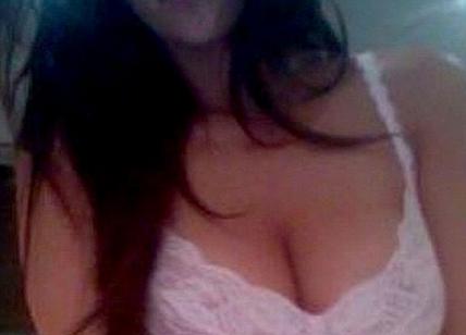 Kim Kardashian inginocchiata sul letto in lingerie di pizzo e...