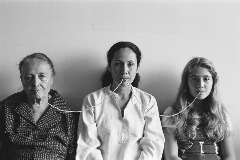 Anna Maria Maiolino Por um Fio (serie fotopoemação), dalla serie Photo-poem-action, 1976 Fotografia in bianco e nero 52 × 79 cm Collezione Finzi, Bologna Courtesy Galleria Raffaella Cortese, Milano Anna Maria Maiolino Por um Fio (serie fotopoemação), dalla serie Photo-poem-action, 1976 Fotografia in bianco e nero 52 × 79 cm Collezione Finzi, Bologna Courtesy Galleria Raffaella Cortese, Milano