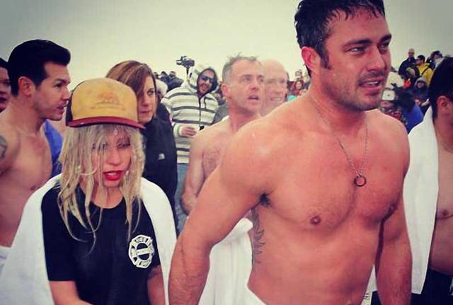 Lady Gaga, bagno ghiacciato col futuro sposo