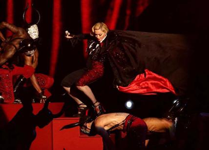 Madonna, caduta clamorosa dal palco ai Brit Awards. Foto