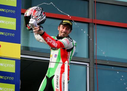 Max Biaggi torna e domina con l'Aprilia a Misano nelle Superbike