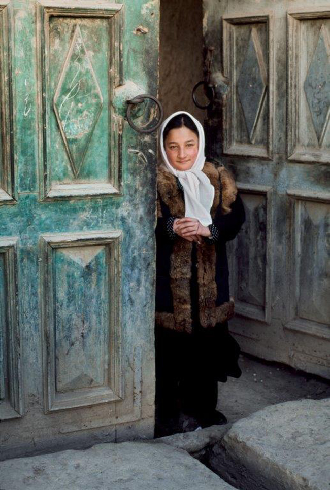 Ragazza sull'uscio, Afghanistan, 2003 A girl in a doorway, Afghanistan, 2003 - copyright: ©Steve McCurry Ragazza sull'uscio, Afghanistan, 2003 A girl in a doorway, Afghanistan, 2003 - copyright: ©Steve McCurry