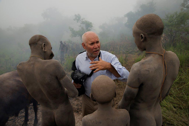 Steve McCurry che parla con un uomo della tribù Surma, Omo Valley, Ethiopia, 2012 Steve McCurry speaking with men of Suma tribe, Omo Valley, Ethiopia, 2012 - copyright: ©Steve McCurry Steve McCurry che parla con un uomo della tribù Surma, Omo Valley, Ethiopia, 2012 Steve McCurry speaking with men of Suma tribe, Omo Valley, Ethiopia, 2012 - copyright: ©Steve McCurry