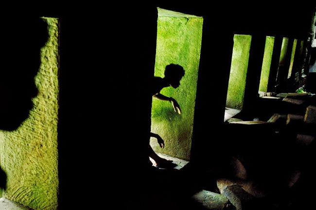 Giochi di ombre, Preah Khan, Angkor, Cambodia, 1999 - copyright: ©Steve McCurry Shadow play, Preah Khan, Angkor, Cambodia, 1999 Giochi di ombre, Preah Khan, Angkor, Cambodia, 1999 - copyright: ©Steve McCurry Shadow play, Preah Khan, Angkor, Cambodia, 1999
