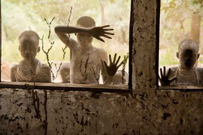 Bambini della tribù Kara che guardano attraverso le finestre, Omo Valley, Ethiopia, 2013 Children from Kara tribe look through windows, Omo Valley, Ethiopia, 2013 - copyright: ©Steve McCurry Bambini della tribù Kara che guardano attraverso le finestre, Omo Valley, Ethiopia, 2013 Children from Kara tribe look through windows, Omo Valley, Ethiopia, 2013 - copyright: ©Steve McCurry