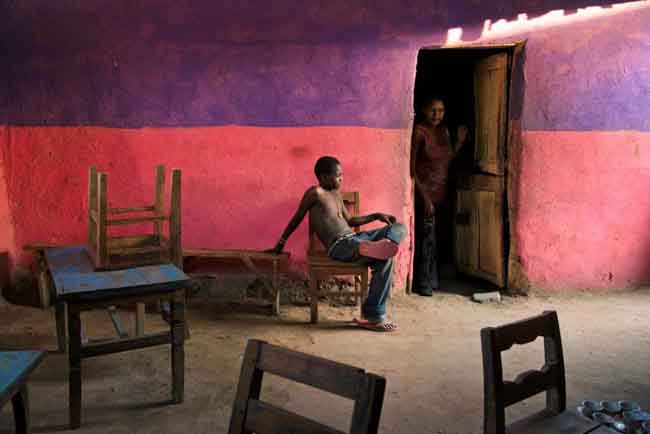Un ragazzo seduto su una sedia, Omo Valley, Ethiopia,2013 A boy sits on a chair, Omo Valley, Ethiopia, 2013 - copyright: ©Steve McCurry Un ragazzo seduto su una sedia, Omo Valley, Ethiopia,2013 A boy sits on a chair, Omo Valley, Ethiopia, 2013 - copyright: ©Steve McCurry