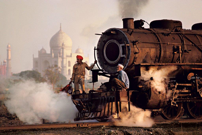 Operai su una locomotiva a vapore, India, 1983 Workers on a steam locomotive, India, 1983 - copyright: ©Steve McCurry Operai su una locomotiva a vapore, India, 1983 Workers on a steam locomotive, India, 1983 - copyright: ©Steve McCurry