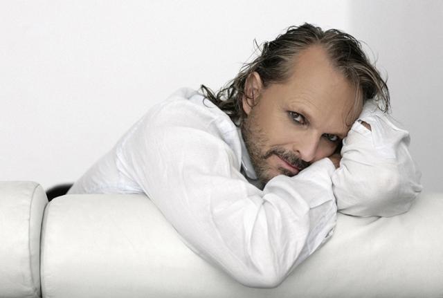 Coronavirus vaccino obbligatorio, Miguel Bosé: "Atto dittatoriale"