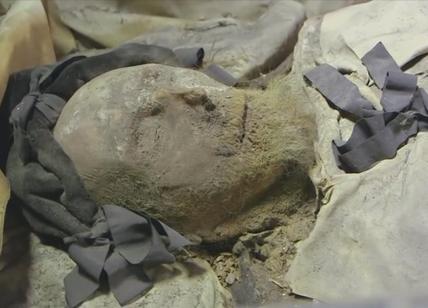 Firenze, avveneristica luce laser per ripulire il volto di una mummia