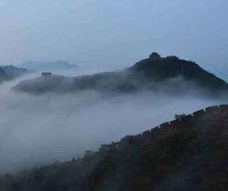 La Grande muraglia cinese nell'area montuosa della contea di Luanping