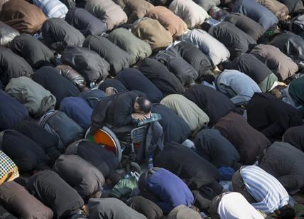 Firenze, i musulmani in piazza contro l'Isis