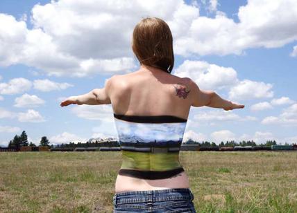 Il corpo si fonde col paesaggio. La magia del body painting