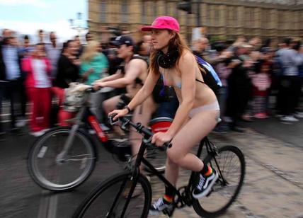 Londra, nudi in bici per il clima