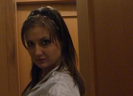 Oksana in carcere con la bimba di 3 anni: ha accoltellato e ucciso il compagno