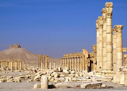 Palmira, l'Isis distrugge l'arco di trionfo