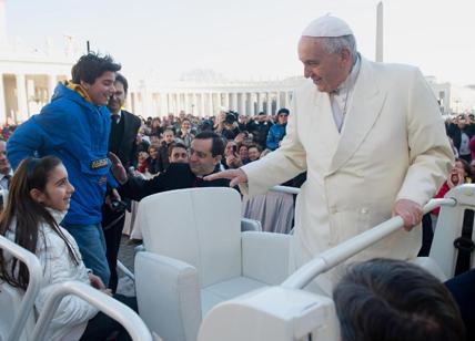 Il Papa scrittore debutta al Bambino Gesù. “Cari bimbi, prima del mondo Dio amava"