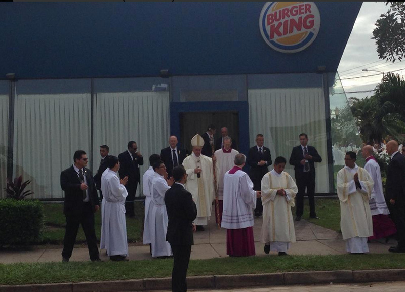 Lo strano Sudamerica di Papa Francesco. Sacrestia nel fast-food e croce comunista